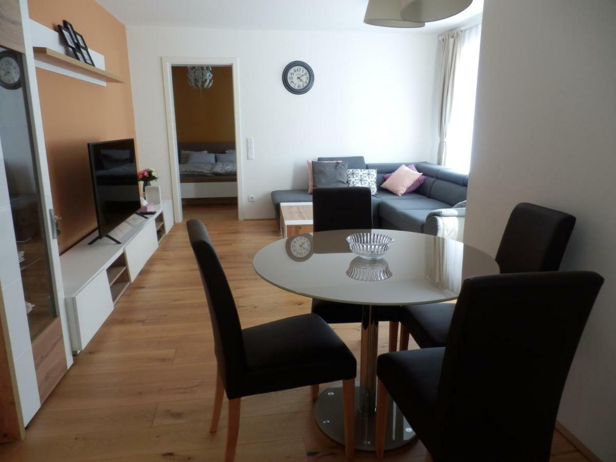 Apartamento Spacious, Modern 1-bdrm Apt near VIC&Austria Ctr Viena Exterior foto