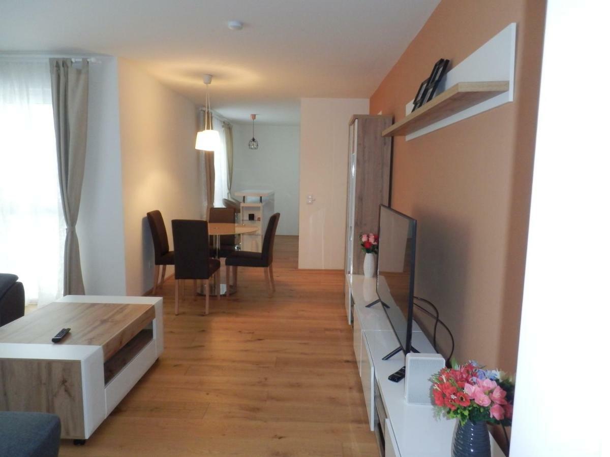 Apartamento Spacious, Modern 1-bdrm Apt near VIC&Austria Ctr Viena Exterior foto