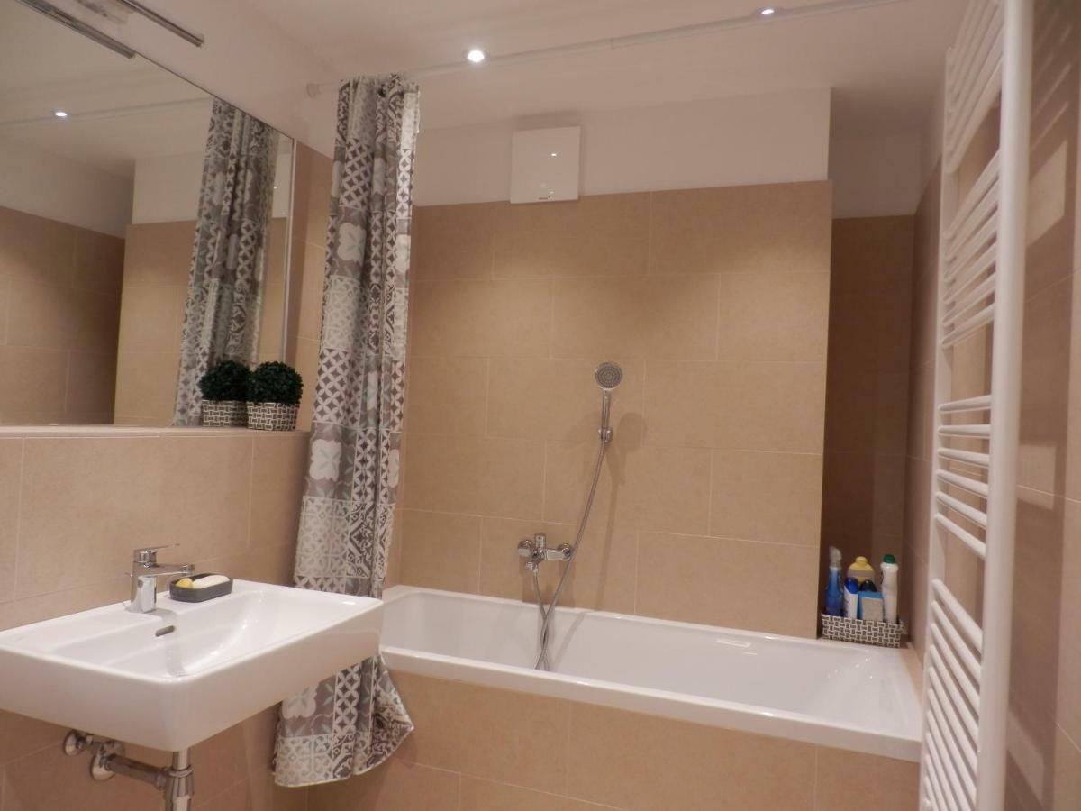 Apartamento Spacious, Modern 1-bdrm Apt near VIC&Austria Ctr Viena Exterior foto