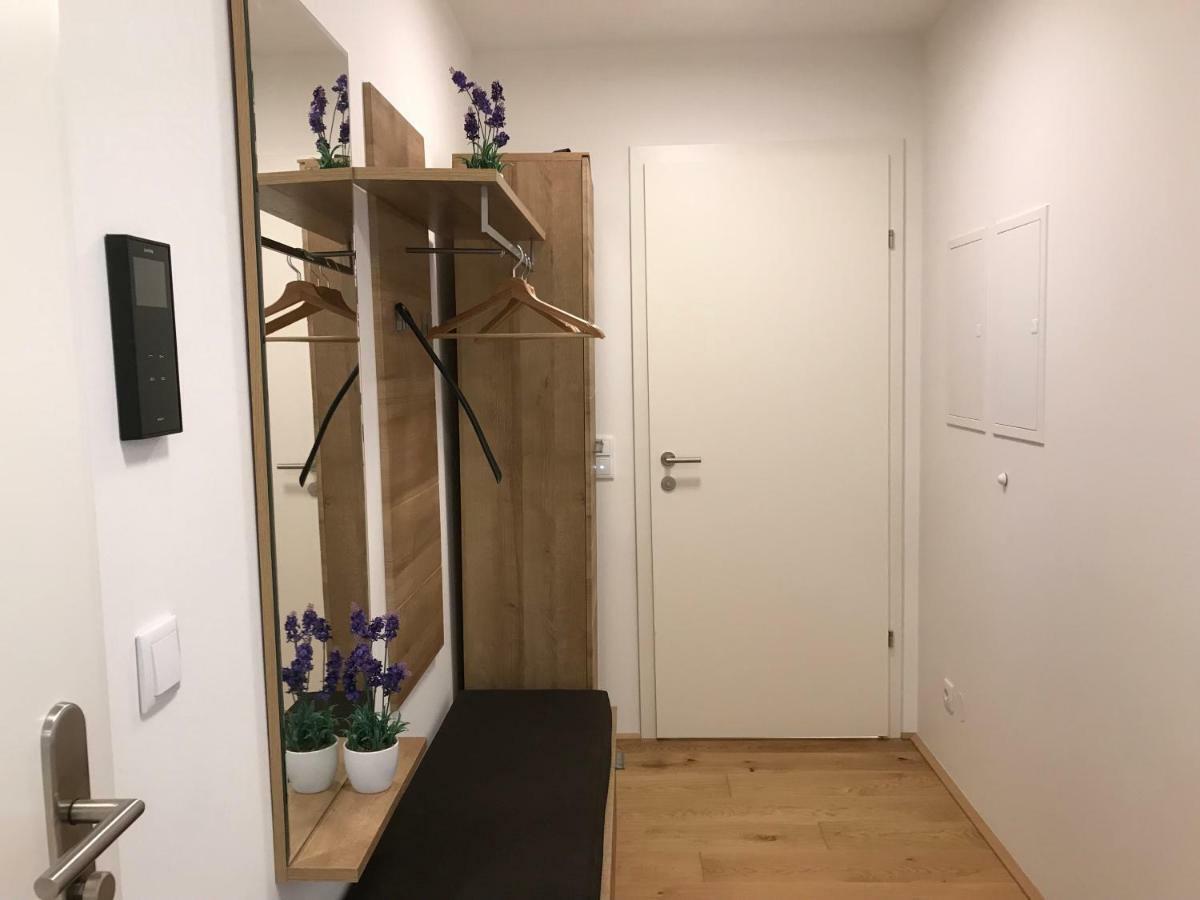 Apartamento Spacious, Modern 1-bdrm Apt near VIC&Austria Ctr Viena Exterior foto