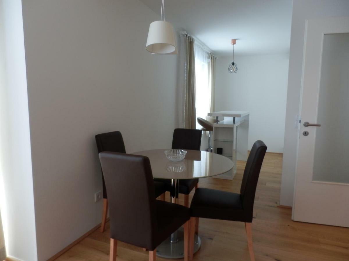 Apartamento Spacious, Modern 1-bdrm Apt near VIC&Austria Ctr Viena Exterior foto