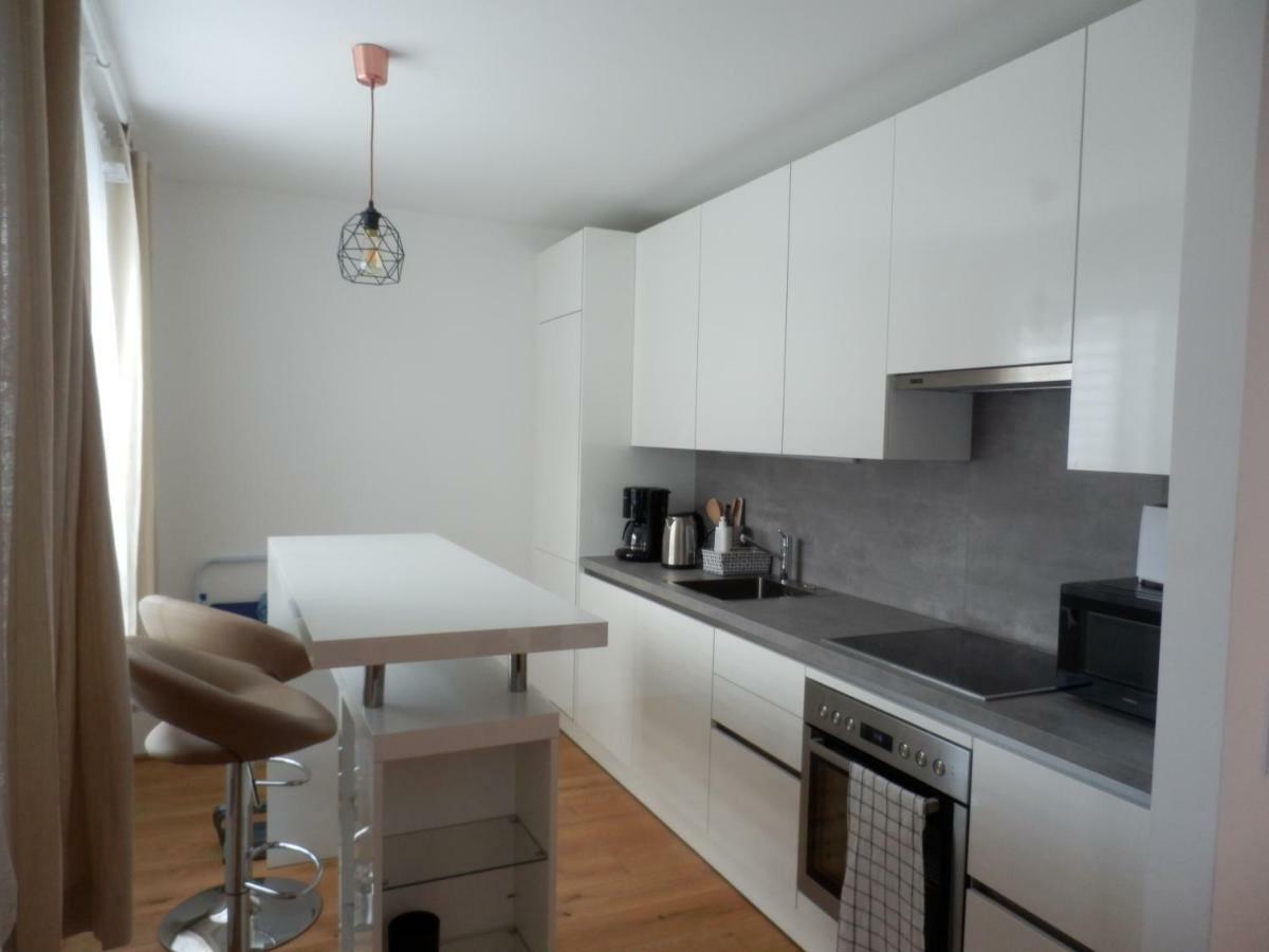 Apartamento Spacious, Modern 1-bdrm Apt near VIC&Austria Ctr Viena Exterior foto