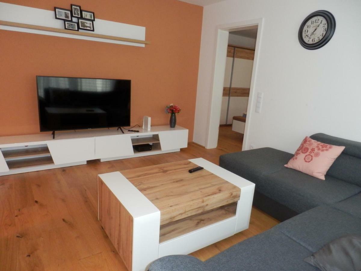 Apartamento Spacious, Modern 1-bdrm Apt near VIC&Austria Ctr Viena Exterior foto
