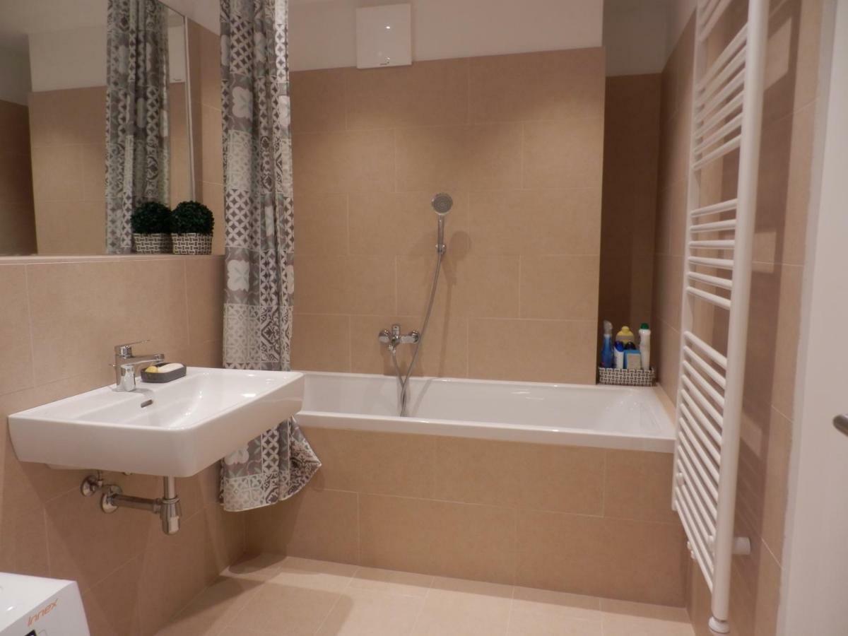 Apartamento Spacious, Modern 1-bdrm Apt near VIC&Austria Ctr Viena Exterior foto
