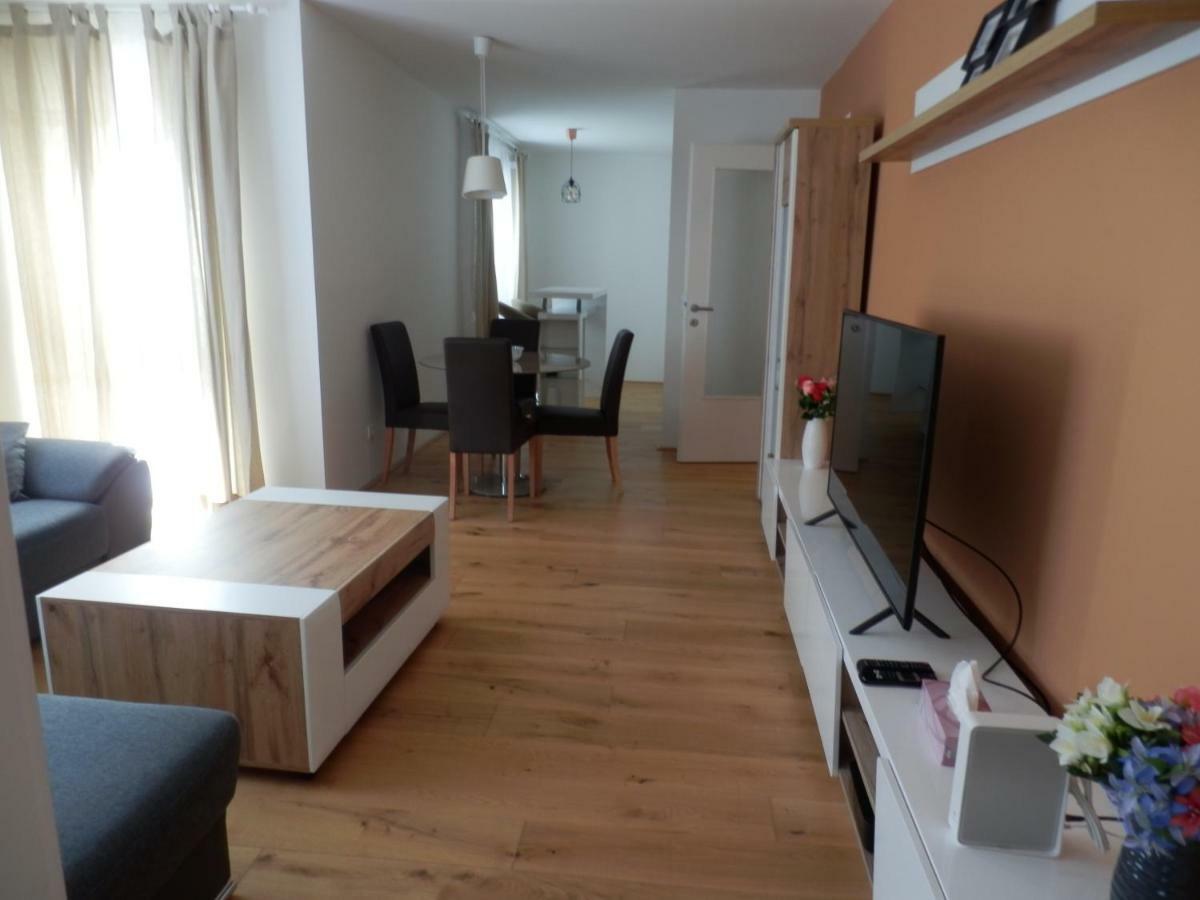 Apartamento Spacious, Modern 1-bdrm Apt near VIC&Austria Ctr Viena Exterior foto