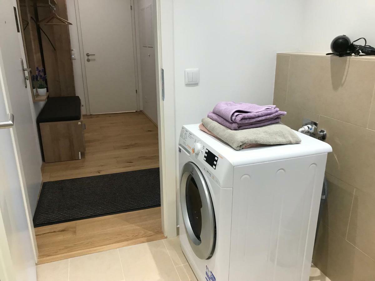 Apartamento Spacious, Modern 1-bdrm Apt near VIC&Austria Ctr Viena Exterior foto