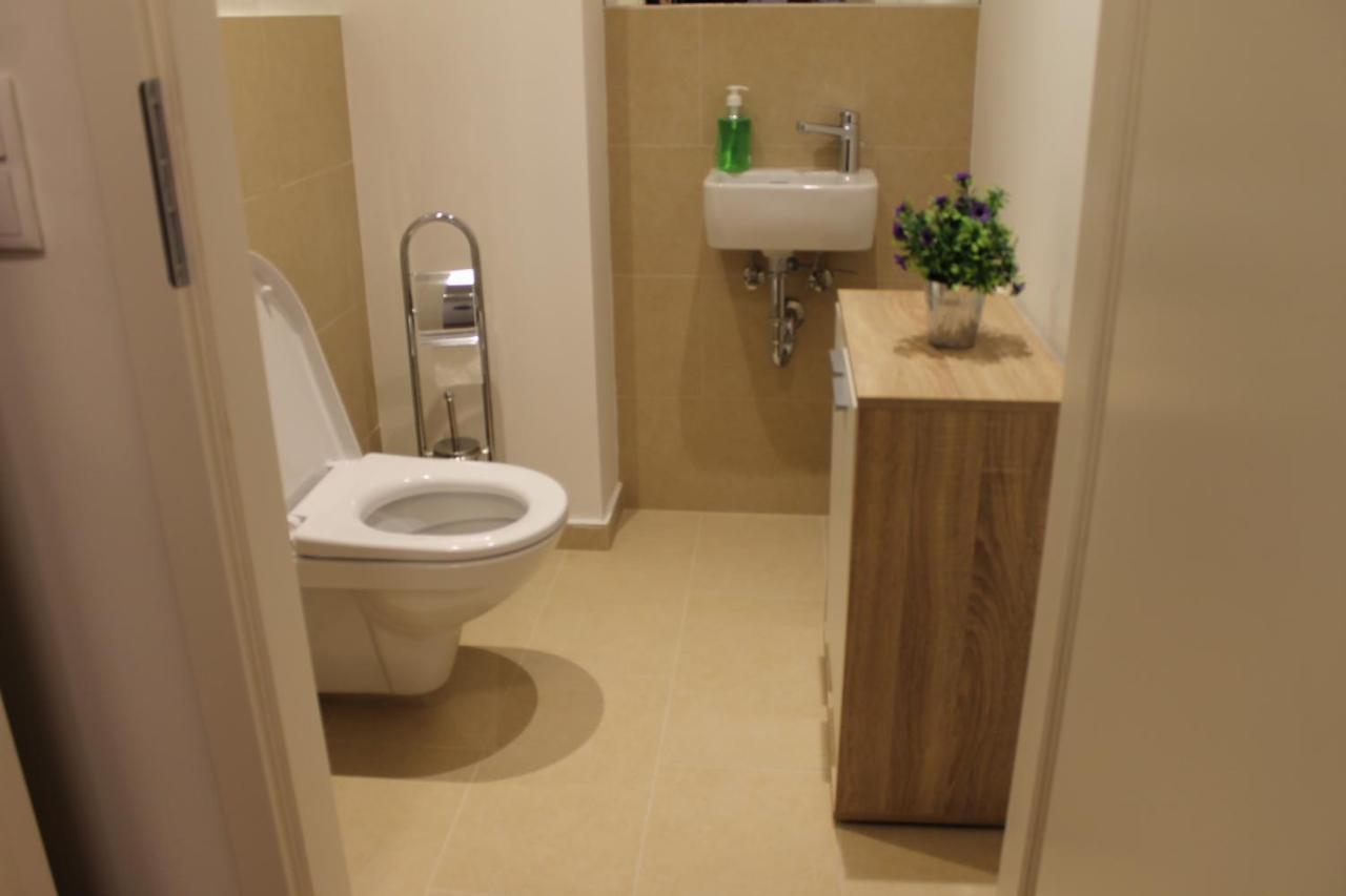 Apartamento Spacious, Modern 1-bdrm Apt near VIC&Austria Ctr Viena Exterior foto
