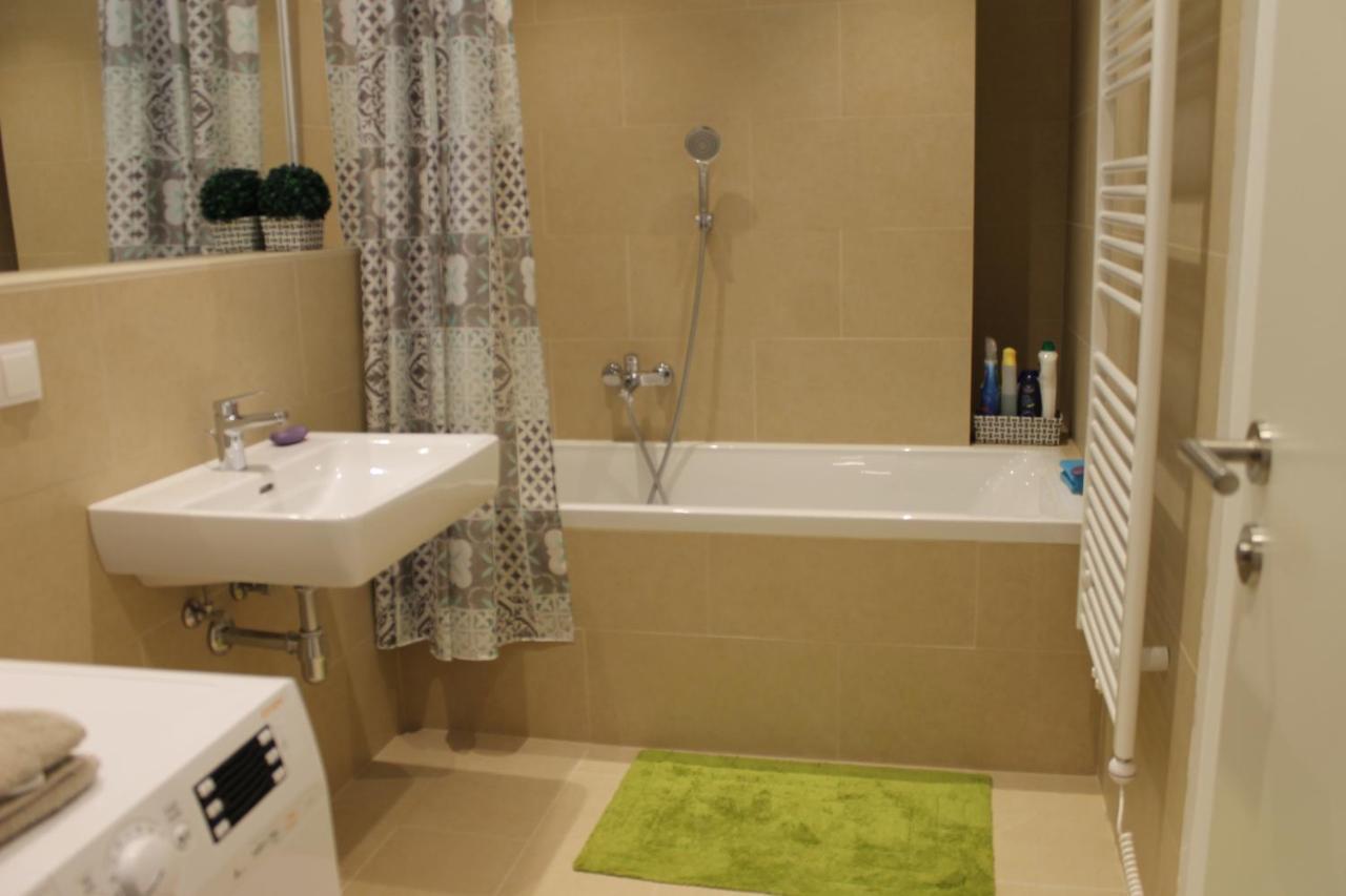 Apartamento Spacious, Modern 1-bdrm Apt near VIC&Austria Ctr Viena Exterior foto
